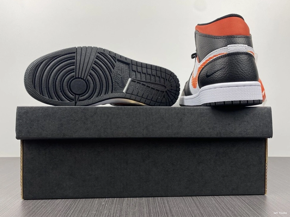 Jordan Zig Mid DN4929-100 - 1 Zag 1010